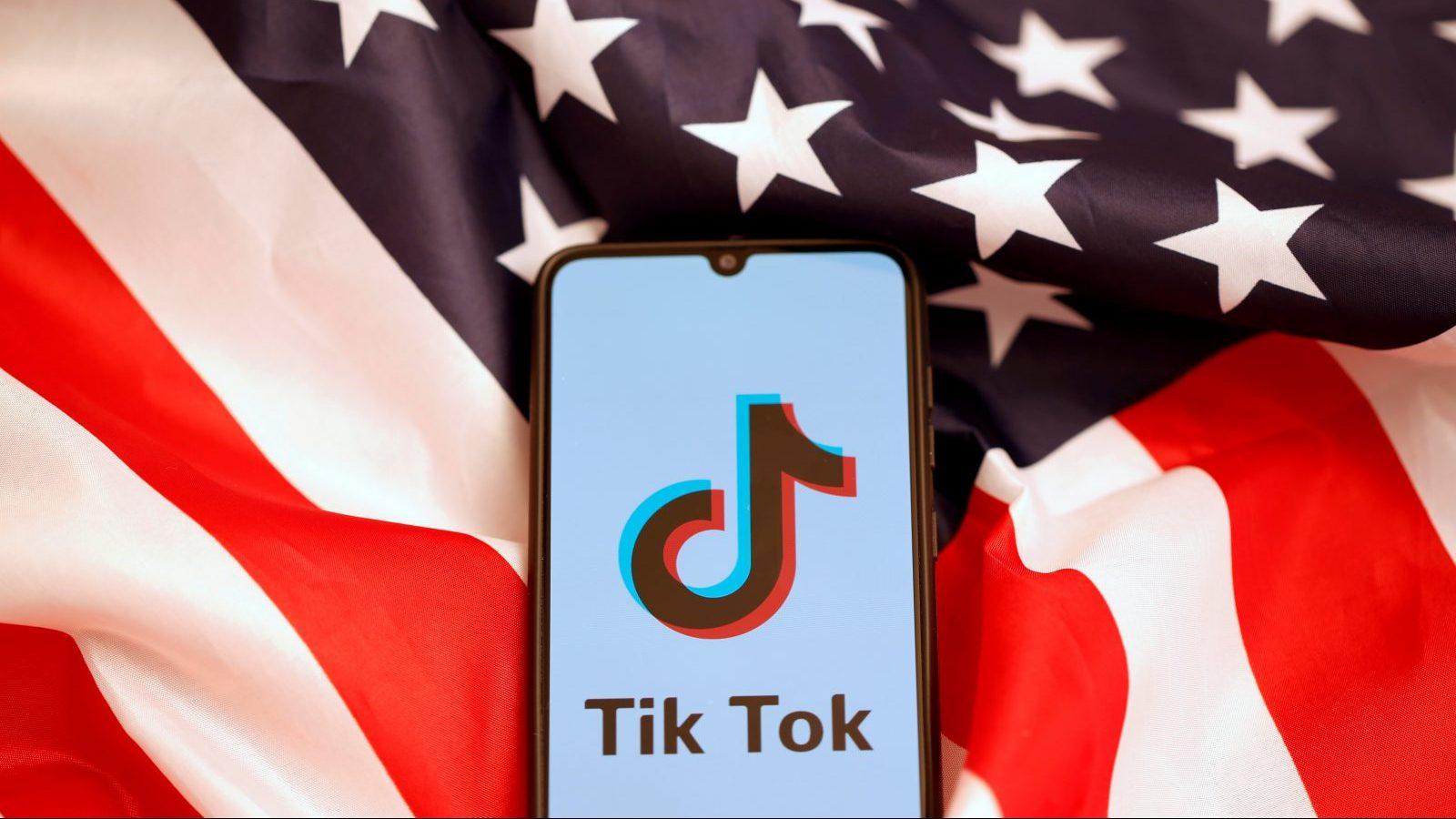Trump banna TikTok. La risposta: decisione USA illegale