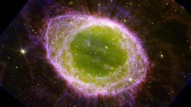 La Nebulosa Anello, una nebulosa planetaria che ha anche una sorprendente somiglianza con un occhio...