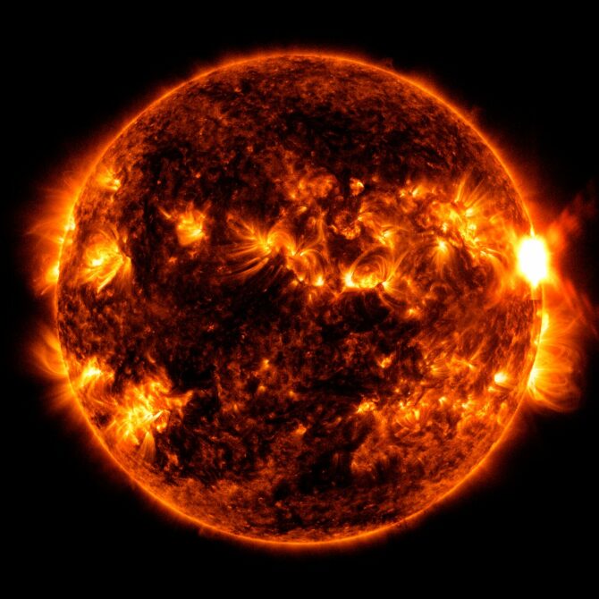 Brillamenti solari sulla faccia del sole, in movimento.  L'immagine mostra un sottoinsieme di luce ultravioletta estrema che evidenzia il materiale estremamente caldo nei bagliori e che è colorato in giallo e arancione.