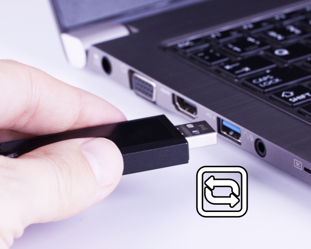 Un dispositivo USB scollegato da un laptop